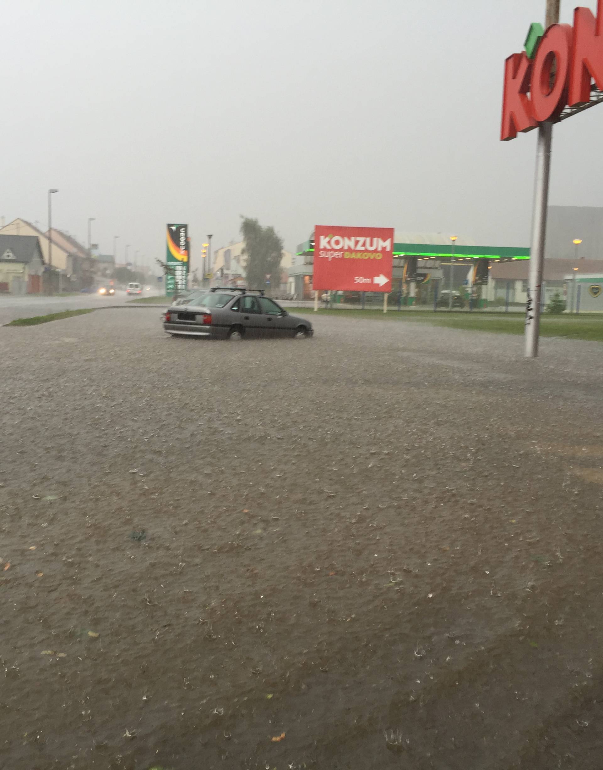 Nevrijeme: Padala tuča, puhao jak vjetar, ceste bile pune vode