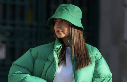 Zelena je zakon: Pernata jakna uz simpatičan retro 'bucket hat'