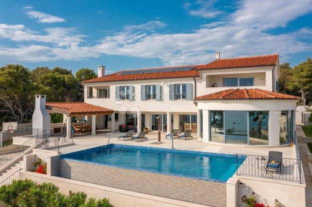 FOTO Ova luksuzna vila kod Šibenika ima čak dva bazena, a prodaje se za 5 milijuna eura