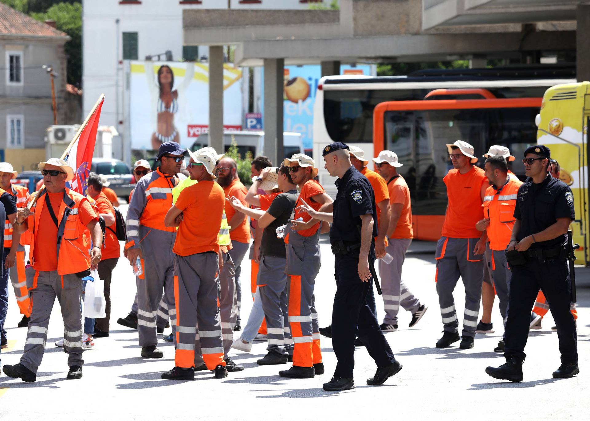 Šibenik: Djelatnici Cesta štrajkaju ispred zgrade županije