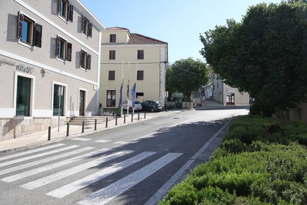 Prazan Drniš danas na posljednjem ispra?aju ubijenog mladi?a Luke Milovca