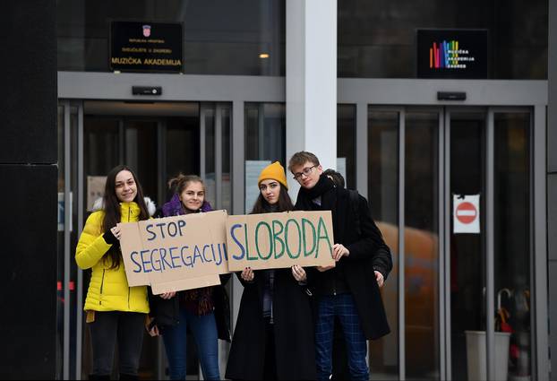 Zagreb: Studenti isped Muzičke akademije prosvjeduju protiv covid potvrda