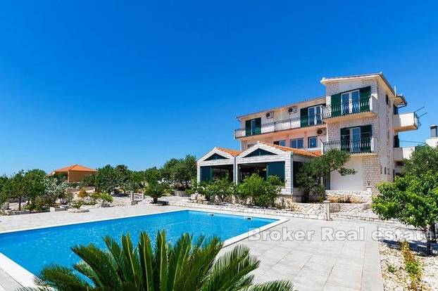 FOTO Kupite kuću s bazenom, a dobijete restoran u prizemlju, bazen i pogled na Rogoznicu!