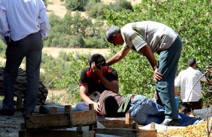 Turska: Otac i dva sina su nasumično pucali u ljude