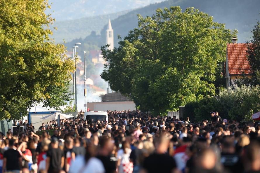 Sinj: Posjetitelji dolaze na hipodrom uoči početka Thompsonovog koncerta