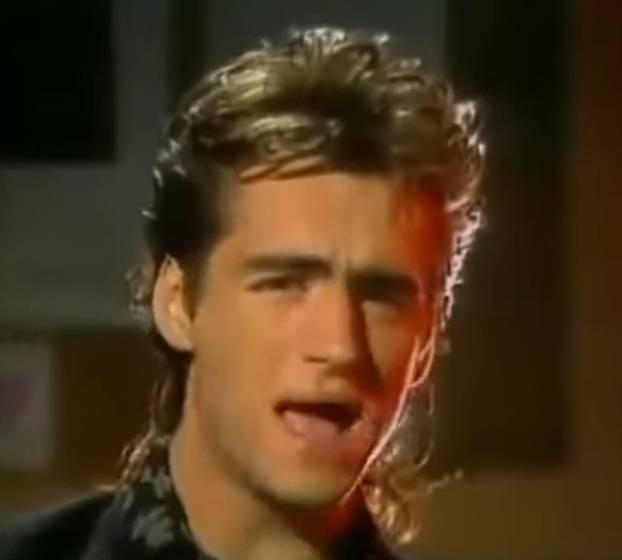 FOTO Jedna fudbalerka, a nas dvoje! Prepoznajete li pjevače bujnih kosa iz vaše mladosti?