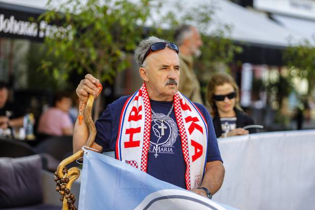 Zagreb: Molitelji se ponovno okupili na Trgu bana Josipa Jelačića i molili za predbračnu čistoću i čednost