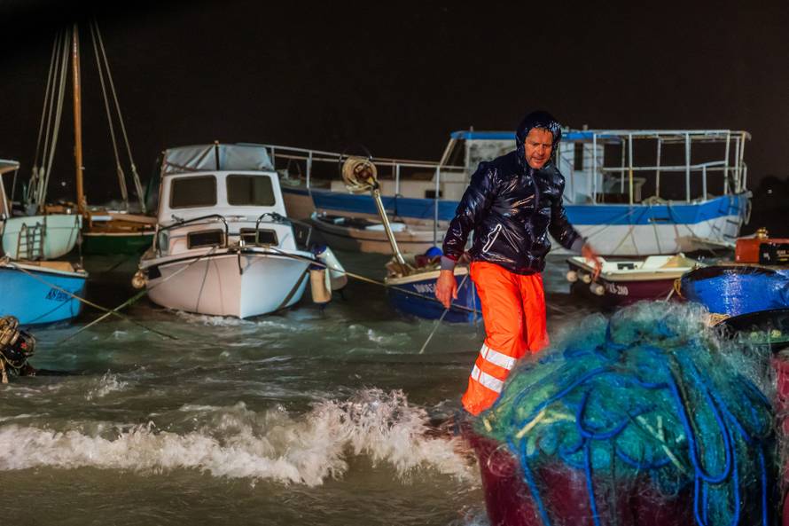 Kaštela: Ciklonalna plima poplavila rivu i okolne ulice