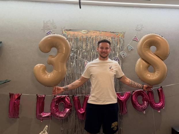 FOTO Ivan Rakitić dobio tortom u lice! Fotke s rođendana su hit