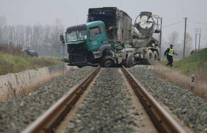 Putnički vlak udario u kamion, lakše ozlijeđeno desetak ljudi