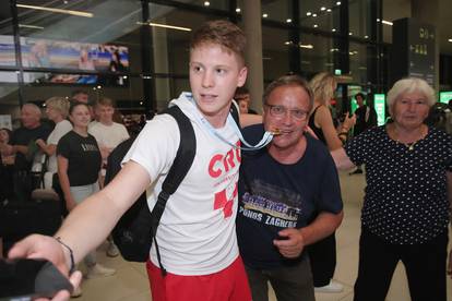 FOTO Veliki doček za prvake u futsalu: Kod studentskog doma bile stotine ljudi, palili baklje