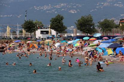 FOTO Pogledajte velike gužve na plažama u Splitu, Zadru...