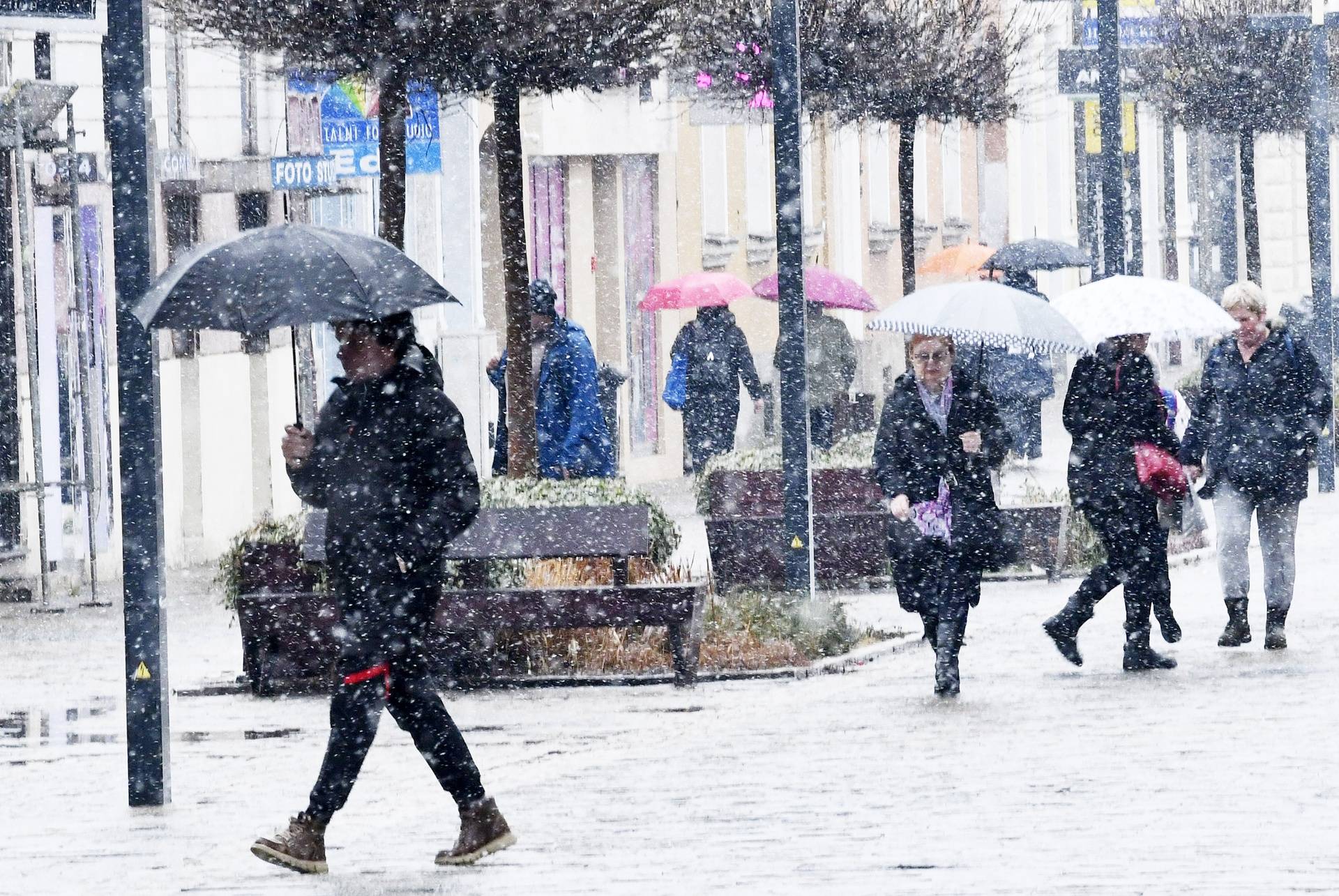 Sisak: Uz kišu koja je padala cijele noći ujutro je počeo padati i snijeg