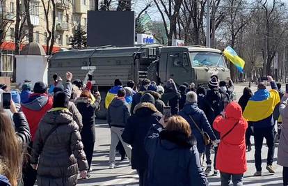 Vojnici pucali po prosvjednicima u Hersonu. Kuleba: 'Ruski ratni zločinci pucaju... Zaustavite ih!'