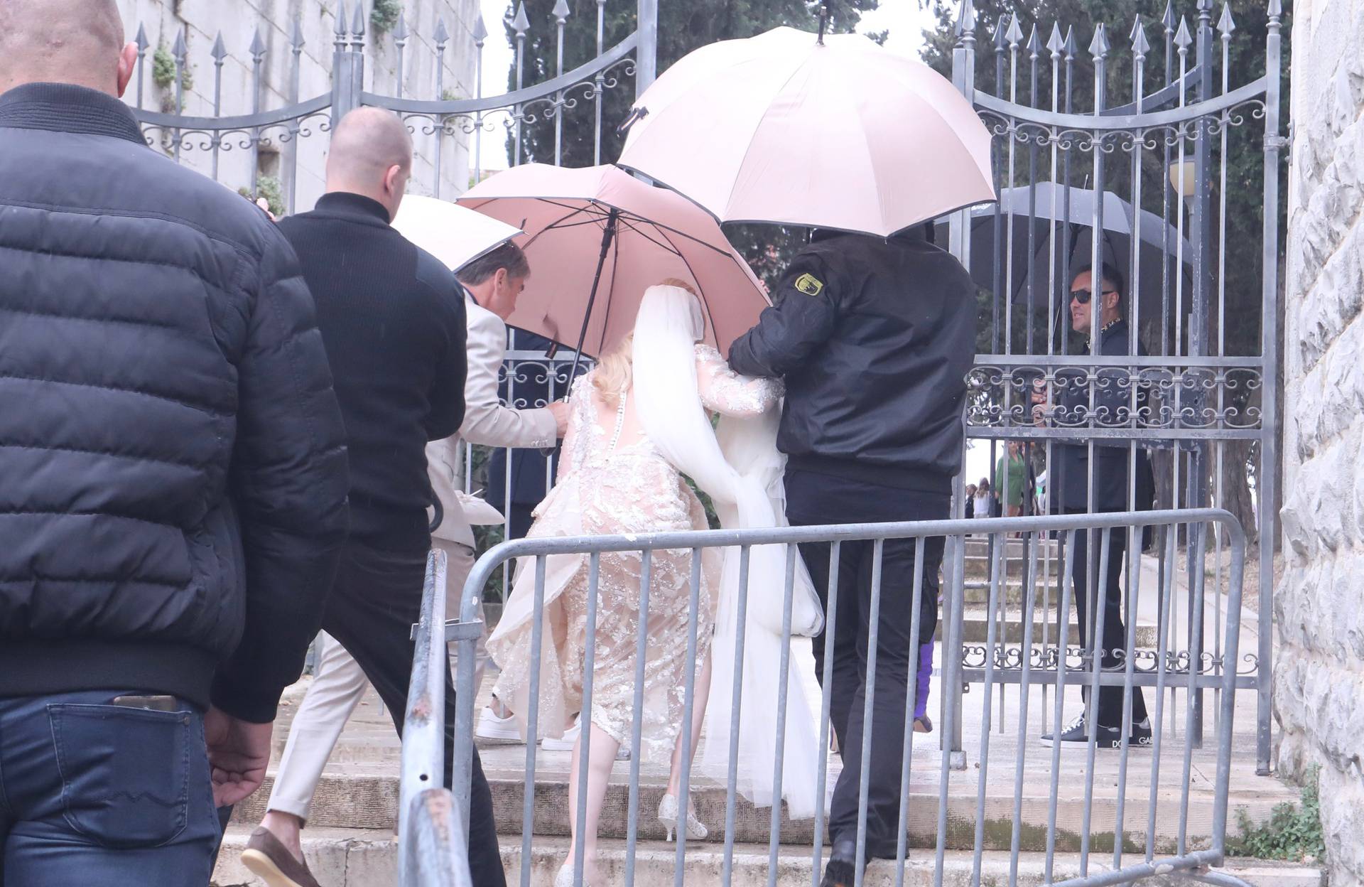 Split: Iris Rajčić zaštićena kišobranima dolazi u crkvu na svadbu 