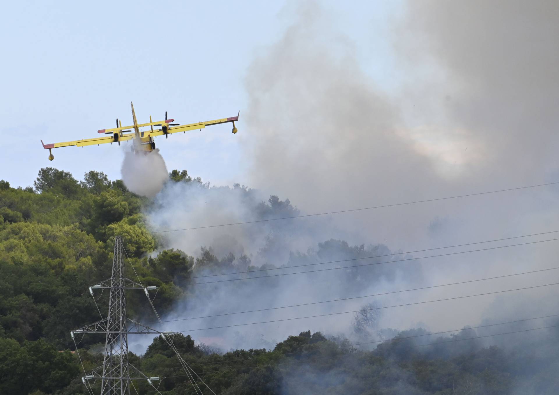 U naselju Valdebek u Puli ponovno je izbio veliki požar, gašenju se pridružio kanader