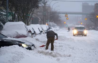 Rekordna snježna oluja zatrpala sjeveroistok SAD-a: U tisućama nesreća  najmanje šest mrvih