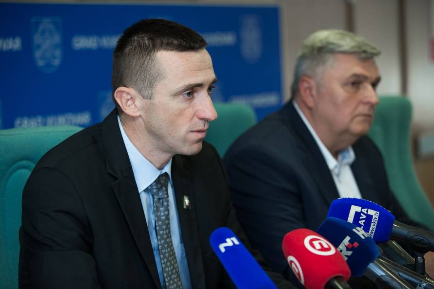 Vukovarski gradonaÄelnik Ivan Penava na konferenciji za novinare govorio je o odluci Ustavnog suda