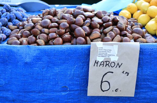 Zagreb: Na Dolac stigli prvi ovogodišnji kesteni, cijene su od 5 do 7 eura