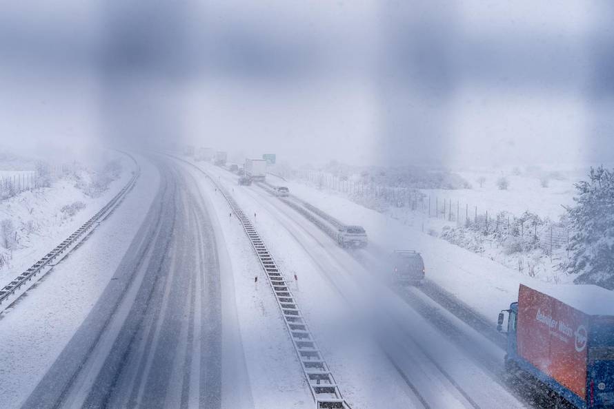 Zimski uvjeti na A1 između čvora Perušić i čvora Gospić