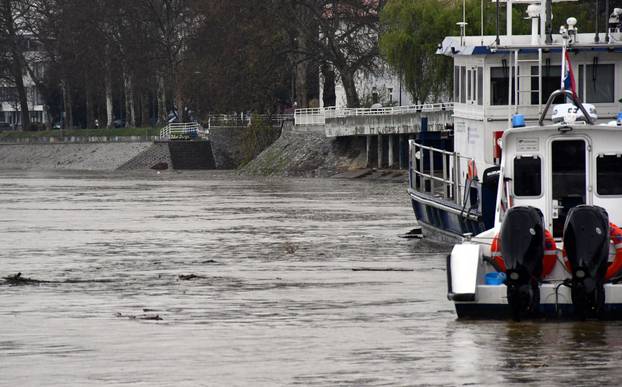 Slavonski Brod: Zbog obilnih kiša naglo raste vodostaj Save