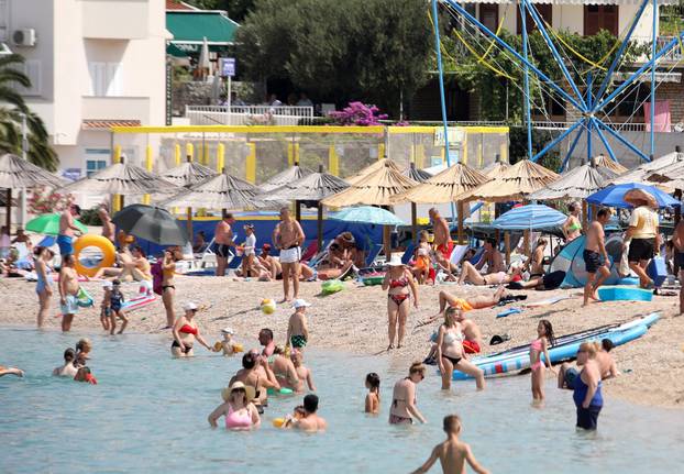Plaže u Primoštenu pune su kupača