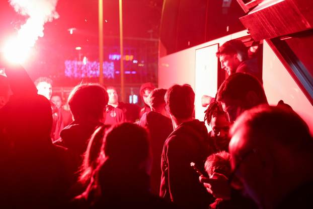 Zagreb: Navijači Dinama dočekali igrače ispred stadiona u Makisimiru nakon pobjede u derbiju protiv Hajduka