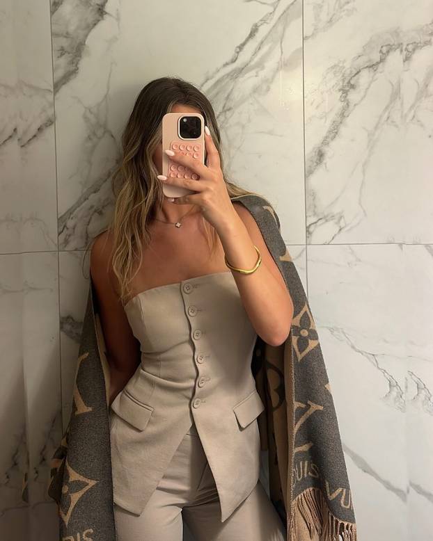 FOTO Unuka legende kriketa izazvala pomamu bez grudnjaka