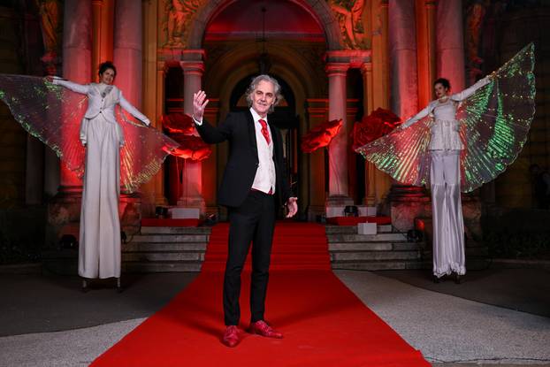 Zagreb: Dolazak uzvanika na dodjelu medijske nagrade "Večernjakova ruža" u Hrvatskom narodnom kazalištu