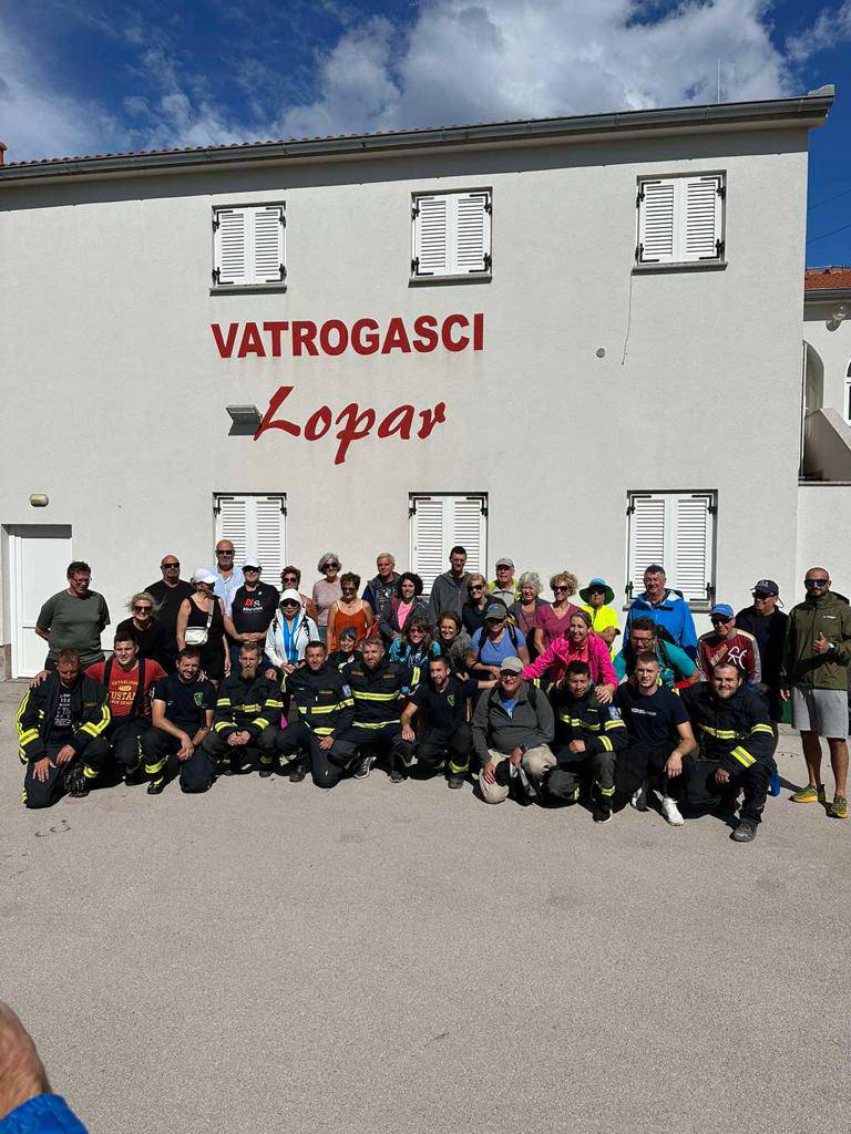 VIDEO Loparski vatrogasci kod Raba spasili ljude iz nasukanog broda: 'Uvjeti su bili nemogući'