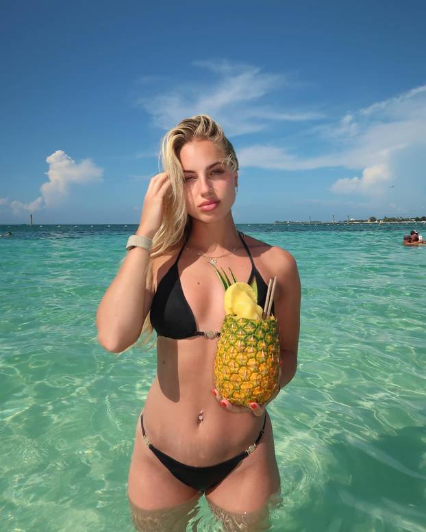 FOTO Kratka haljina i zavodljivi pogled. Ovako je najljepša nogometašica uplovila u 2026.