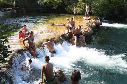 Mrežnica je prepuna kupača iz Zagreba, Karlovca i Duge Rese