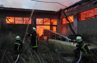 Osam vatrogasnih kola gasilo požar na Bačvicama