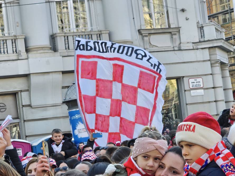 Deseci tisuća ljudi dočekali su srebrne! Trgom se orile pjesme, navijači zapalili desetak baklji