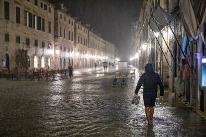 Stradun u Dubrovniku nakon obilne kiše postao kupalište