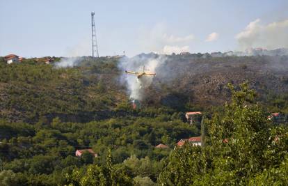 Izbio požar u Žagroviću pokraj Knina: Uspjeli su obraniti kuće