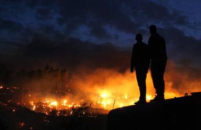 Vatrogasci se još bore s požarom oko Metkovića