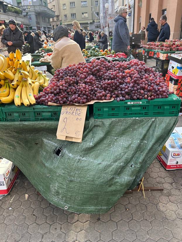 FOTO Građani šokirani! Za kilu janjetine 20 eura, rajčice po 7, a orada na Dolcu čak 28 eura