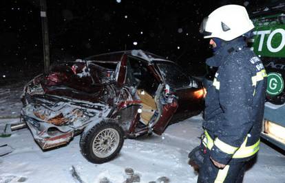 Zbog snijega auto podletio pod kamion, dvoje ljudi ozlijeđeno