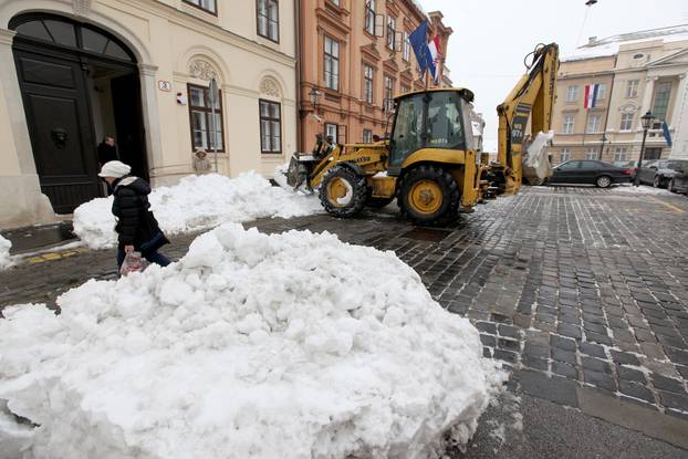 Zagreb: Stanari Gornjeg grada žale se na neo?iš?ene ulice od snijega