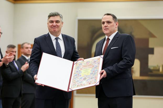 Zagreb: Zoran Milanović uručio odlikovanja i priznanja zaslužnim pojedincima i organizacijama iz područja kulture, znanosti, sporta i gospodarstva