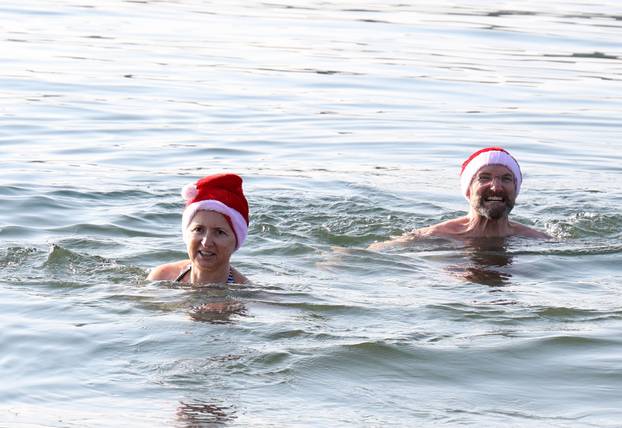 Šibenik: Tradicionalno novogodišnje kupanje na gradskoj plaži Banj