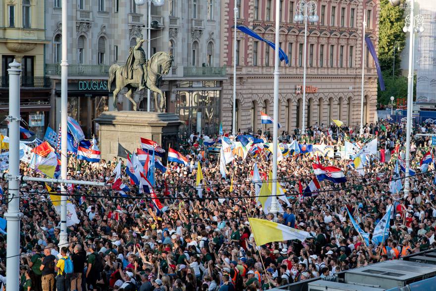 Zagreb: Antunovski hod mladih na Trgu bana Josipa Jelačića