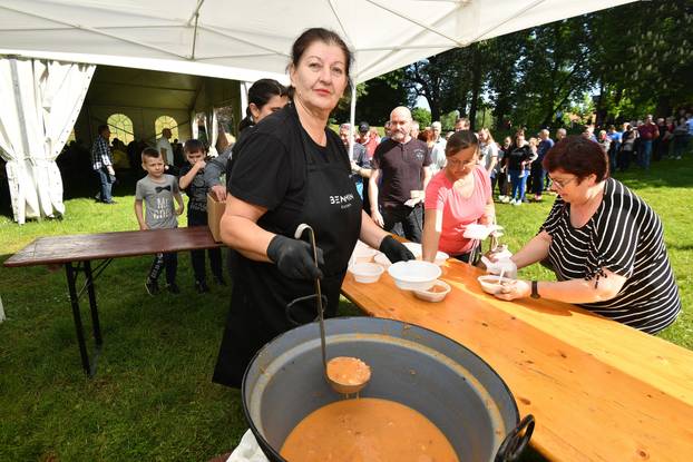 Čakovec: Građani čekali u redu za porciju graha