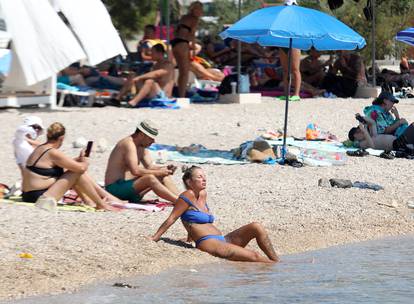 FOTO Plaža u Brodarici je krcata kupačima:  Toplinski val bliži se kraju, pogledajte ljetne prizore