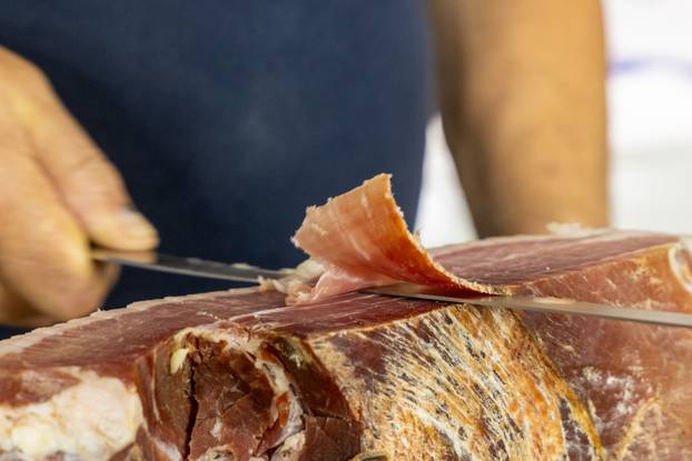 Otvoren 17. Internacionalni sajam pršuta u Tinjanu