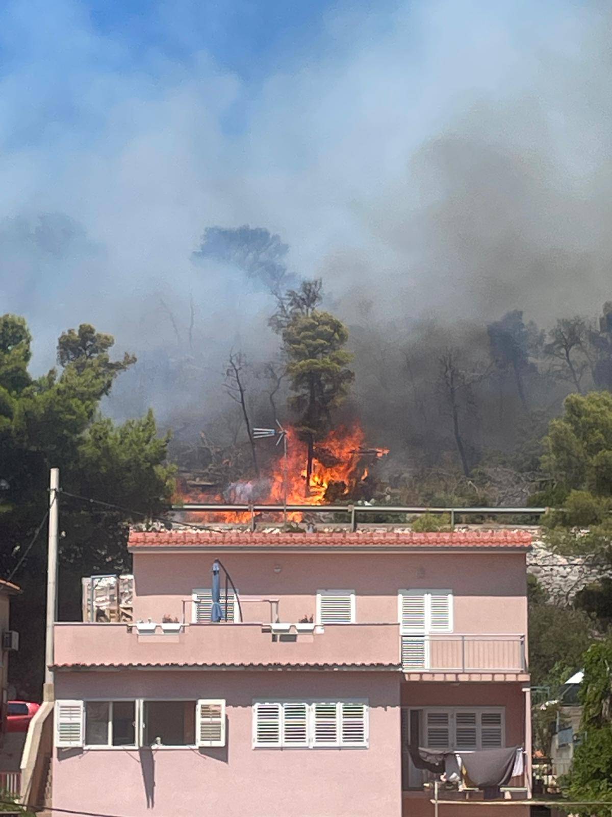 Gorjela borova šuma, čule se detonacije: 'Požar u Šibeniku pod kontrolom, radimo dalje'