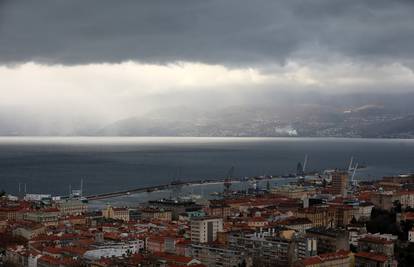 FOTO Tamni oblaci nadvili se nad Kvarnerom: Žuti alarm zbog mogućih olujnih udara juga