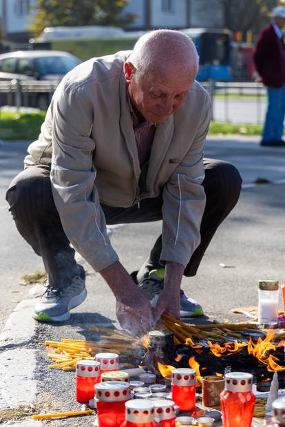 FOTO Potresni prizori u Novom Sadu, građani ostavljaju svijeće i cvijeće: 'Prerano vas uze Bog'