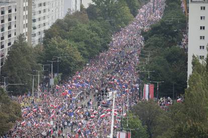 Milijun ljudi na prosvjedima protiv vlade u Varšavi...